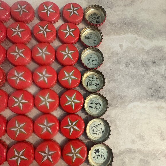 118 LONE STAR BEER BOTTLE CAPS Puzzles Riddles Guessing Games Texas Fun Red - Picture 2 of 4